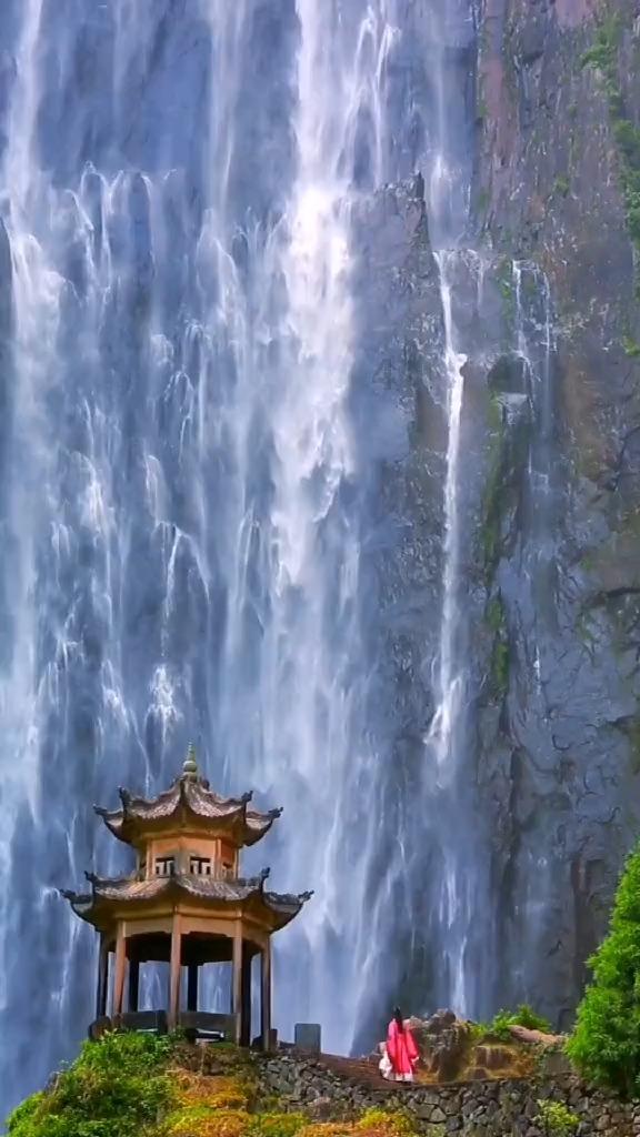 我13岁，已向一位女生表白，可她貌似不大喜欢我，搞得很尴尬，我该怎么办